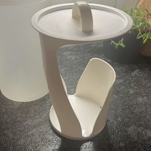 BAGEL KEEPER Brand new without tags Vintage Tupperware Removable insert.